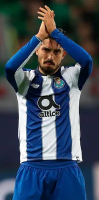 Retrato de Alex Telles